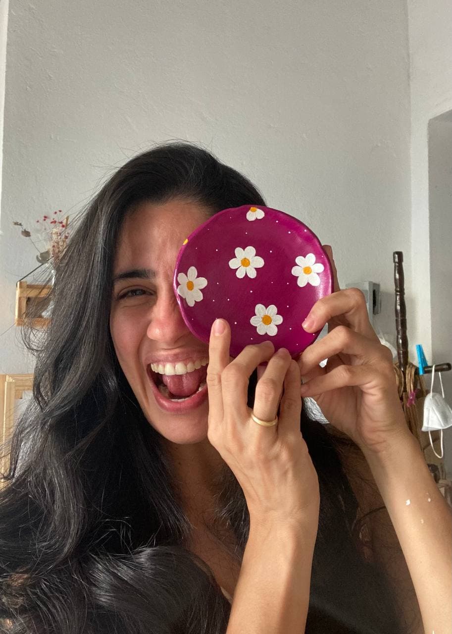 Retrato da fundadora Margareth Gonzaga segurando uma peça de cerâmica